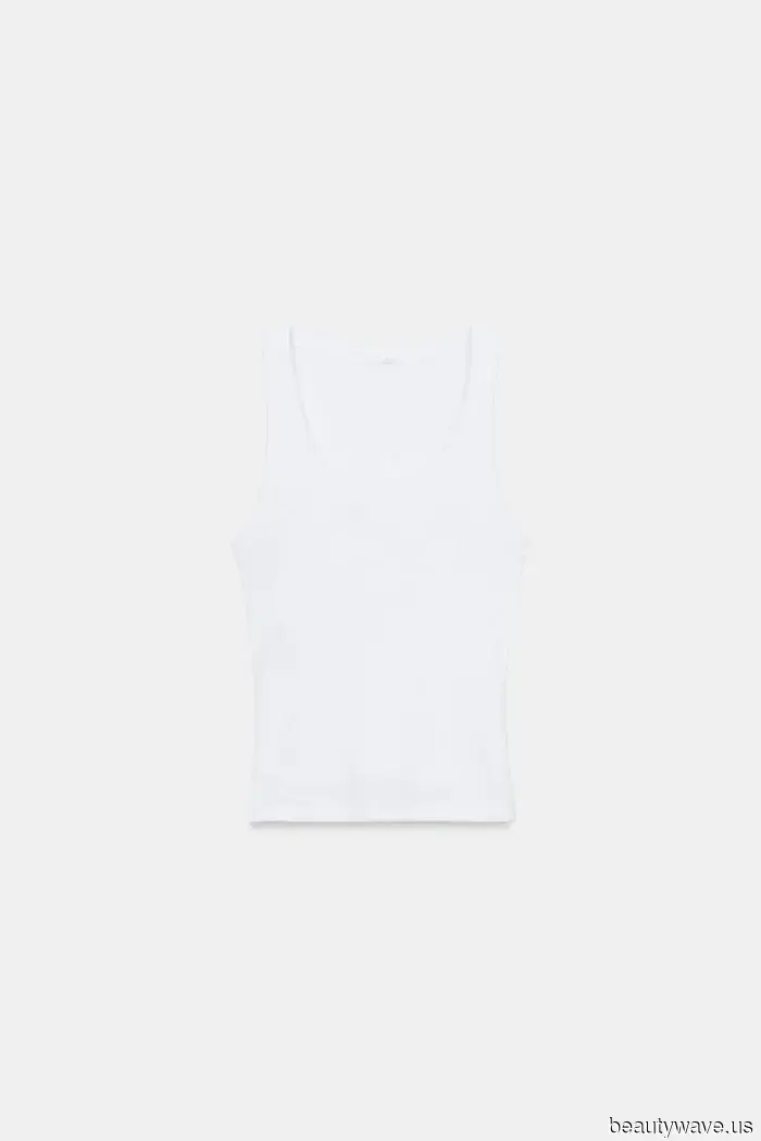 Non sembrerai mai fuori moda con pantaloni cropped se indossi questo e questo con essi.