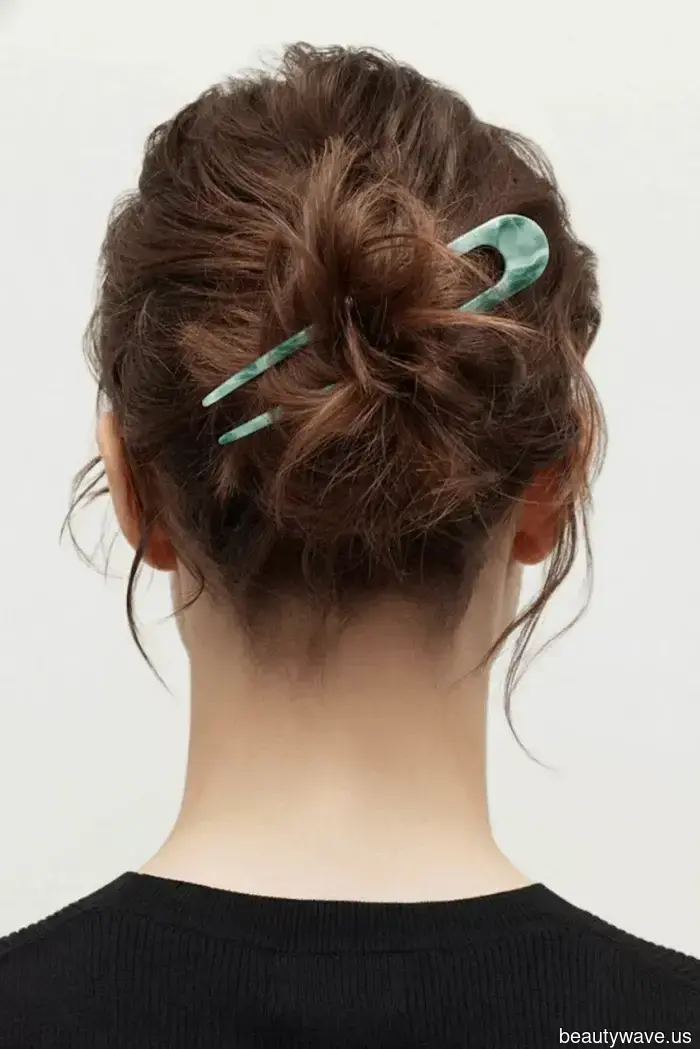Desde pañuelos de seda hasta gorras de ganchillo, estos son los accesorios para el cabello de verano que las chicas it no pueden dejar de usar.