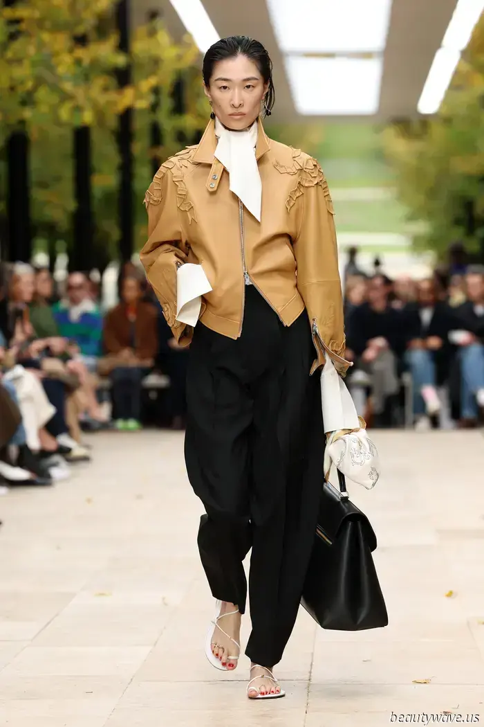 Foulard di raso, colori primari e sartoria morbida — Michael Rider continua a imprimere il suo marchio sul preppy-borghese…