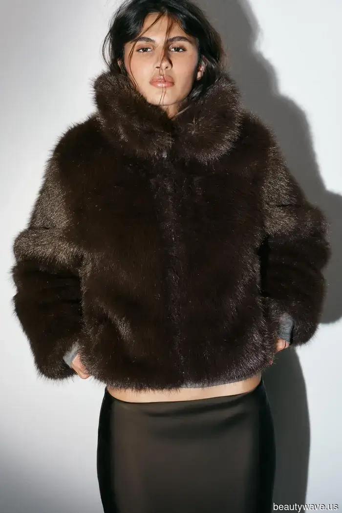 The Stylish Trend French Women Are Sporting With Their Jeans Through Spring