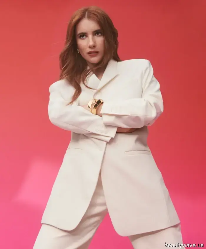 Abiti con Fiocco Rosso, Pantaloni di Velluto e Camicie da Smoking&mdash;Emma Roberts Condivide Cosa Indossa Questa Stagione Festiva