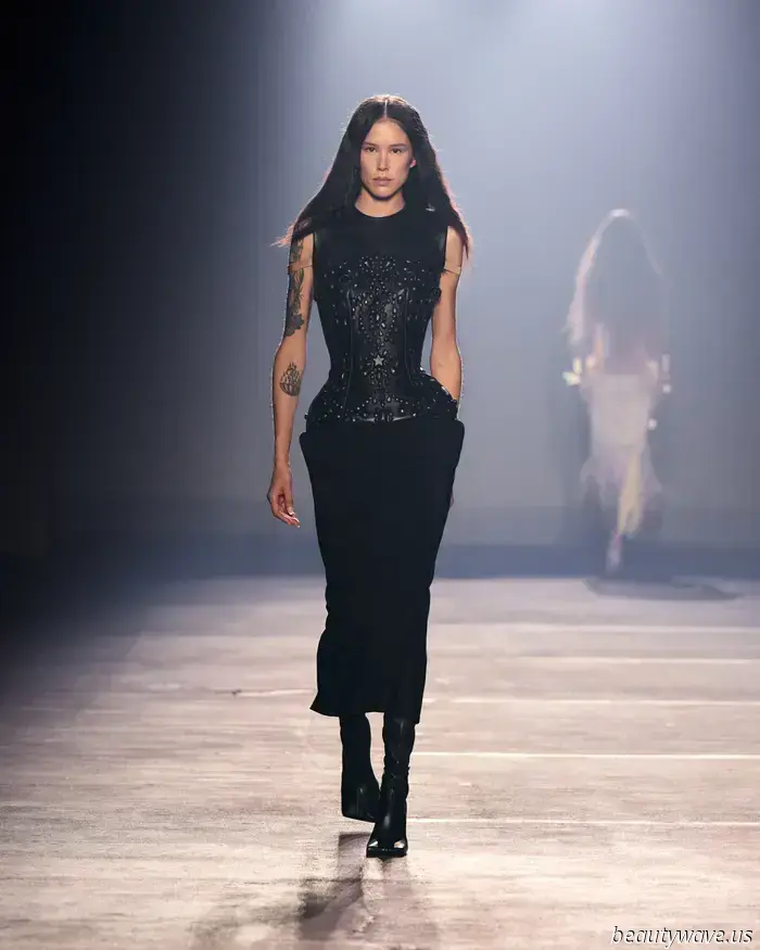 El desfile de primavera 2026 de Mugler es una colisión seductora de exuberancia, fetiches y futurismo.