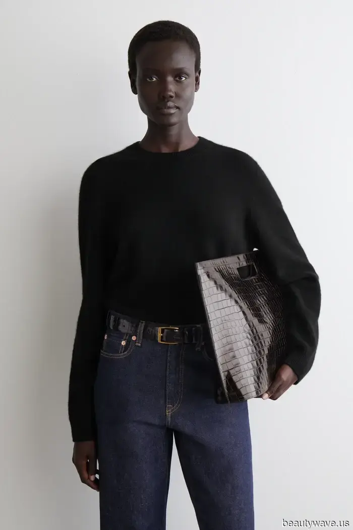 While black boots are a timeless choice, styling them in this way will give them a fresh, modern twist for 2026.