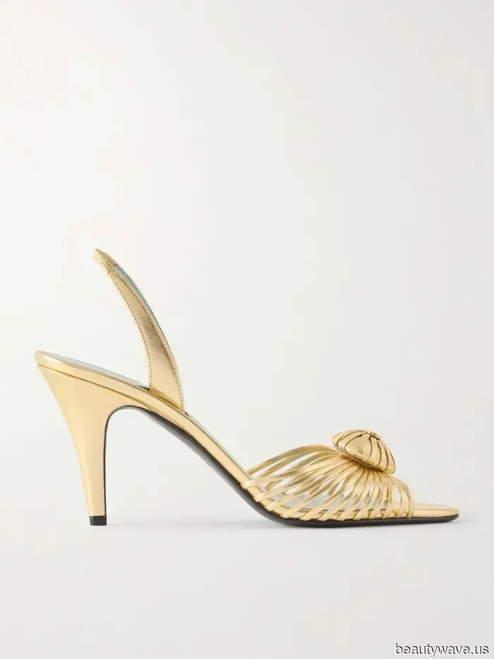 Siennas "Naked" Slip Dress und Goldschuh-Kombination aus den 90ern sind so Carrie Bradshaw-codiert