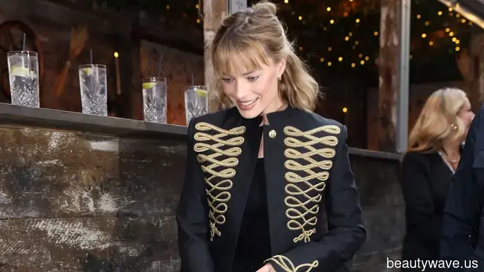 Avoiding High-Waisted Jeans: Here's the Stylish Method to Pair a Cropped Jacket for Spring 2026.