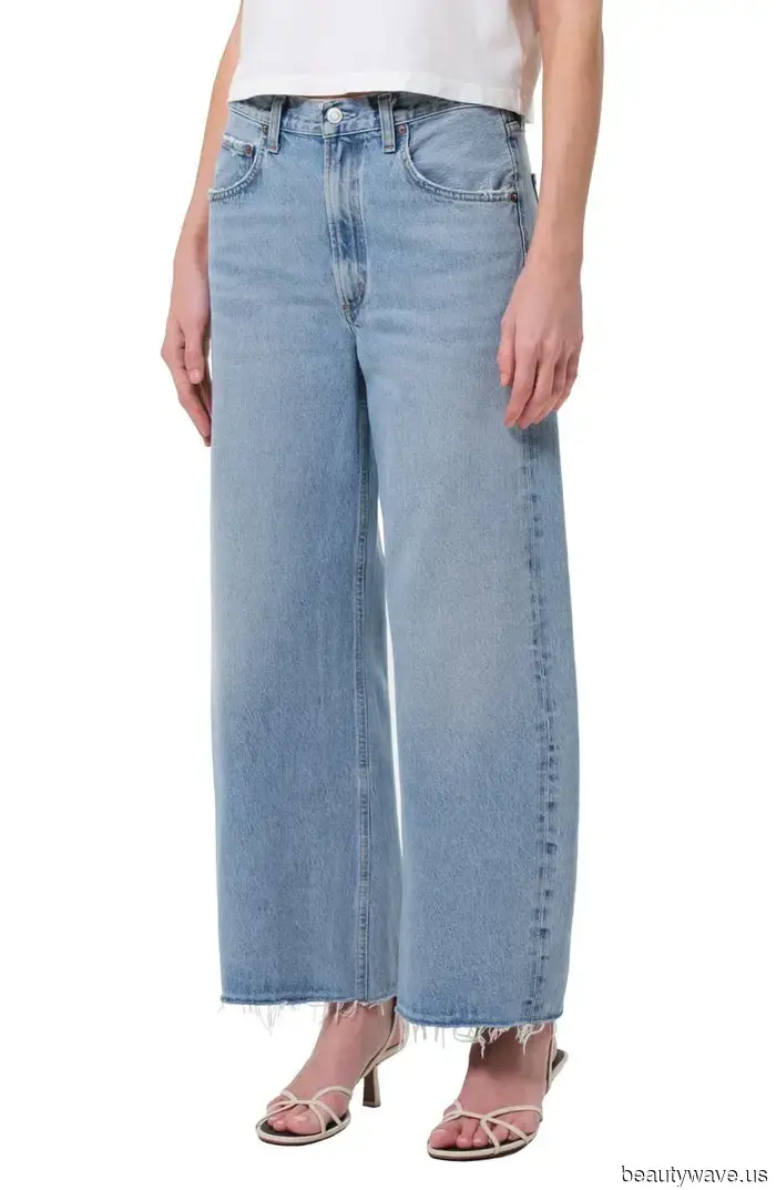 Si estás tratando de vestirte como una mujer francesa este otoño, evita estas tendencias de denim.