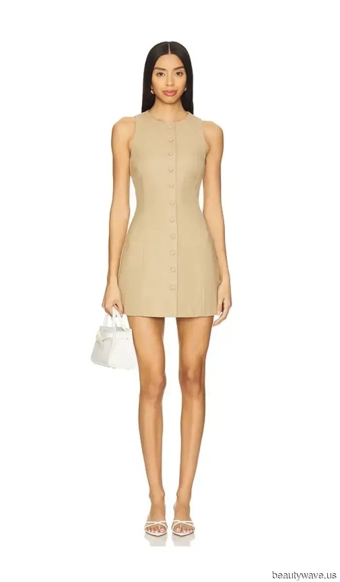 Visto en West Village: La tendencia del vestido no blanco que la gente de moda está usando sin parar con chanclas