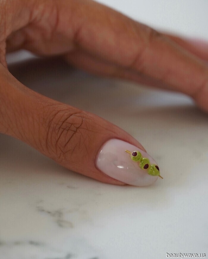 "Dirty Martini" unghie è la tendenza manicure chic (eppure polarizzante!) che sto approvando nel 2026