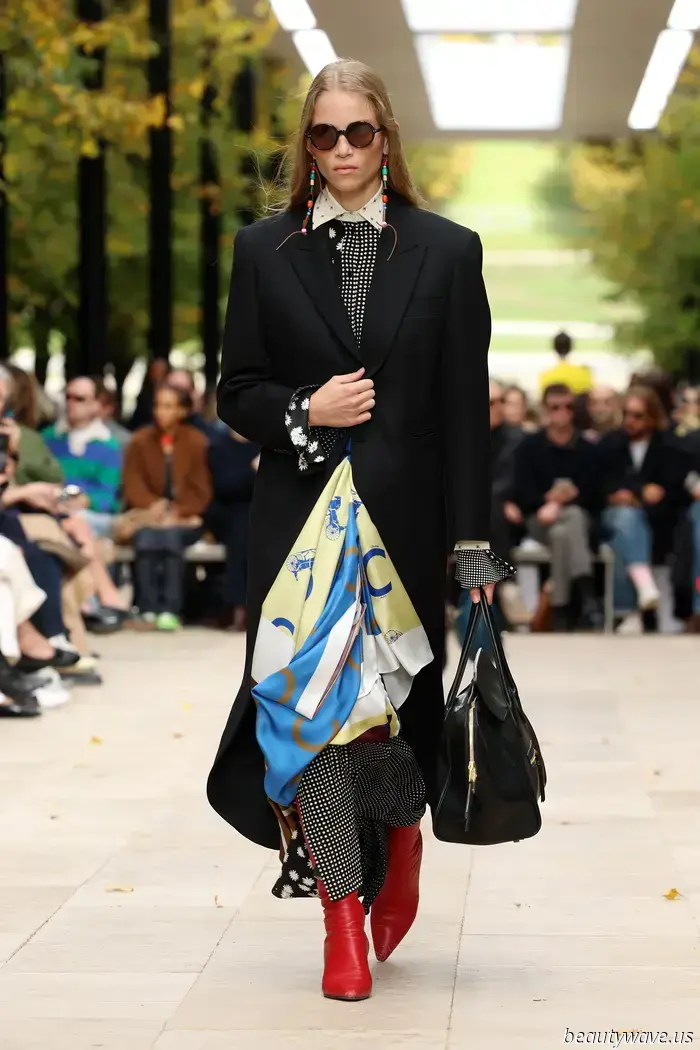 Foulard di raso, colori primari e sartoria morbida — Michael Rider continua a imprimere il suo marchio sul preppy-borghese…