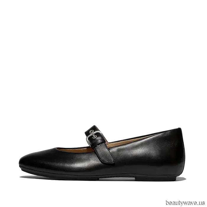 Le donne francesi e Emma Watson concordano: questa scarpa estiva a punta chiusa è molto più chic delle ciabatte.