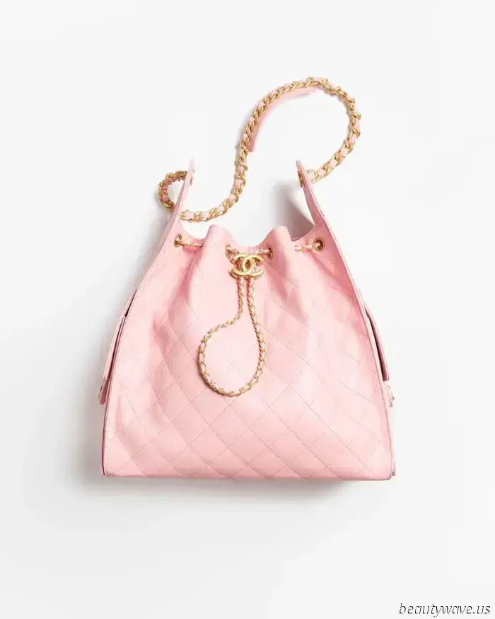La bolsa de mano Chanel de 5 mil libras que las personas de moda usan en festivales y llevan a la playa