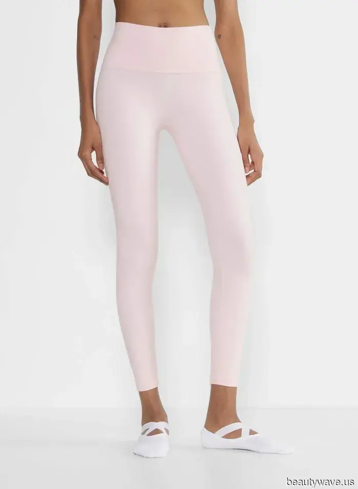 Si vas a usar esta controvertida tendencia de color de leggings, este es el color de zapatillas que debes llevar con ellos.