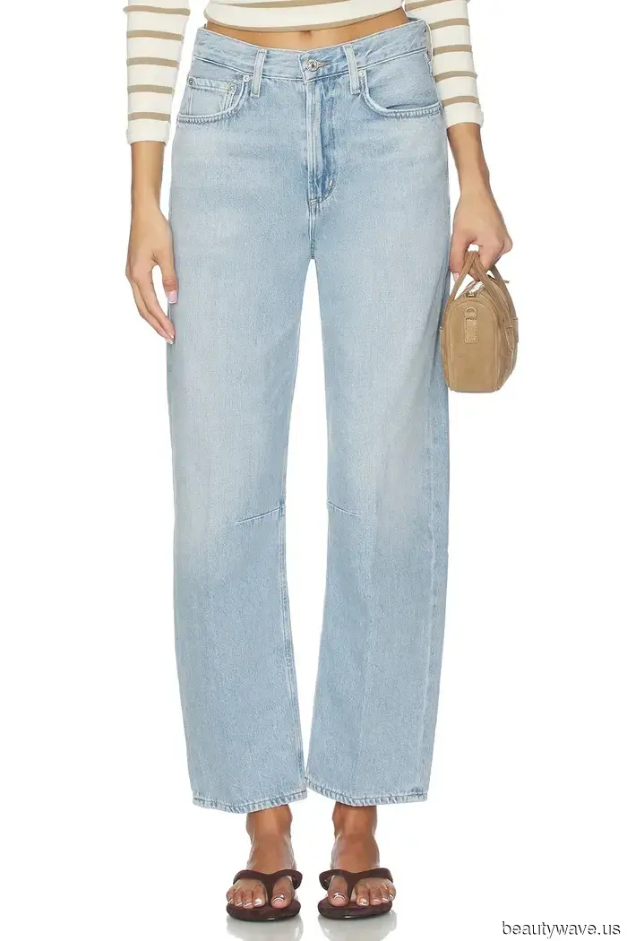 A New York, ogni donna alla moda sta indossando questa tendenza delle scarpe basse con i jeans in questo momento.