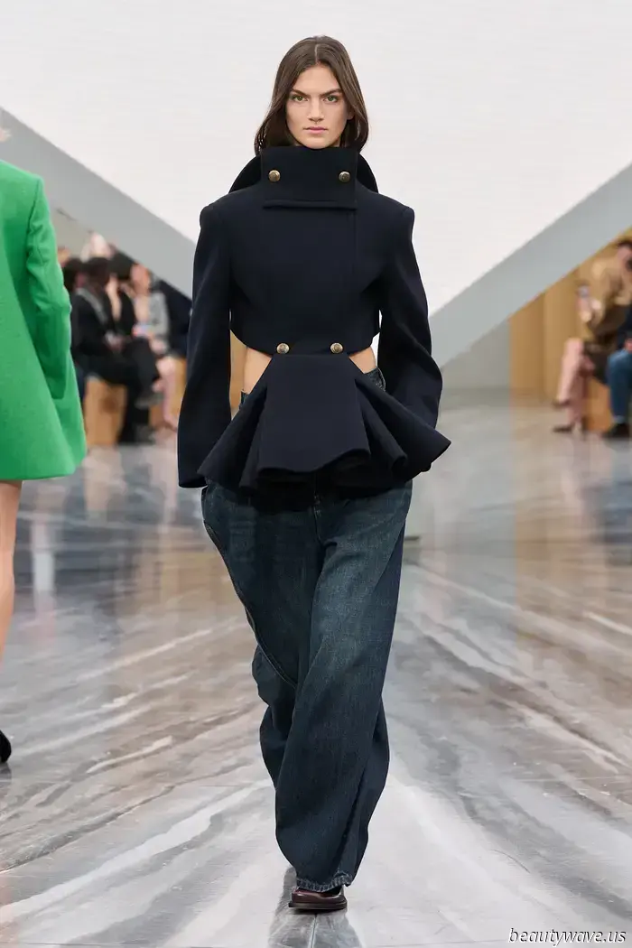 Chaquetas Bar reducidas, sombreros escultóricos y un gran paisaje de fantasía: Jonathan Anderson inicia un nuevo capítulo en Dior.