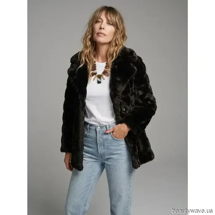 The Stylish Trend French Women Are Sporting With Their Jeans Through Spring