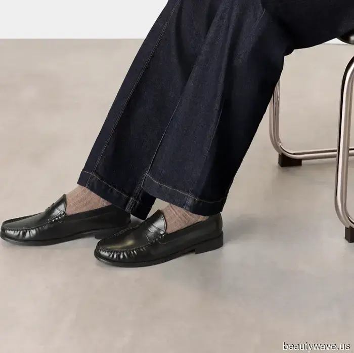 Indeed, blue skinny jeans are making a comeback—here are 7 outfits that give them a modern touch in 2025.