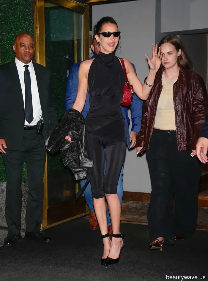 This combination of leggings and shoes appears equally sophisticated on those over 60 as it does on young women in their 20s.