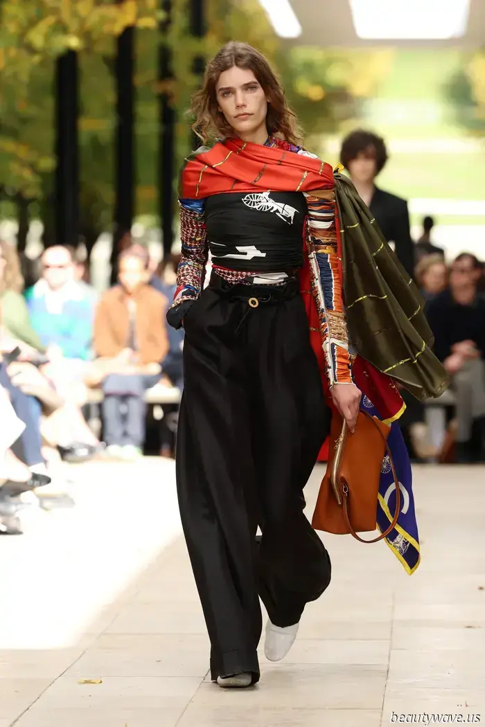 Foulard di raso, colori primari e sartoria morbida — Michael Rider continua a imprimere il suo marchio sul preppy-borghese…