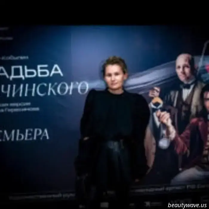 Tanja Tereshina, Lucy Pylaeva, Sofja Doniants und andere Stars bei der gesellschaftlichen Premiere des Stücks „Krechinskys Hochzeit“