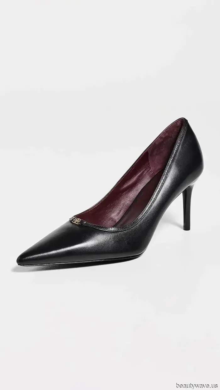 Il modo da ragazza cool per indossare i pantaloni eleganti è con questo basic e queste scarpe.