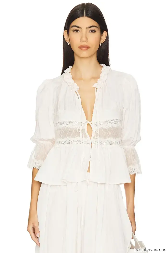 Dimentica le T-shirt bianche&mdash;Jeans e ballerine sembrano più chic con questa bella tendenza top