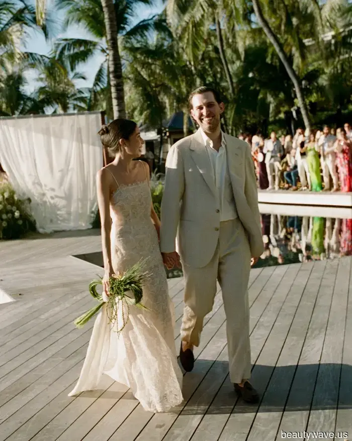 Phoebe Philo! Ralph Lauren! Colleen Allen! Die Braut trug 7 makellos elegante Looks für ihre Hochzeit in Saint Bart's.