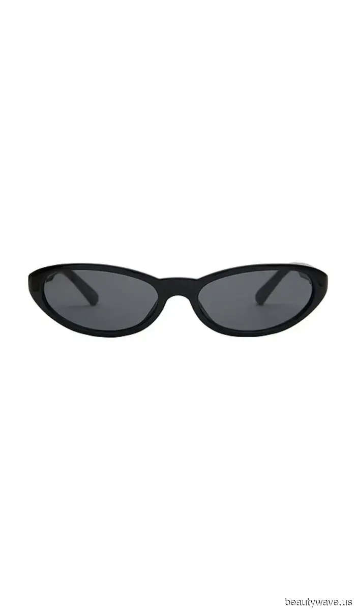 Los jeans azules están bien, pero para el otoño, las personas elegantes saben que esta controvertida tendencia de denim se ve más rica.