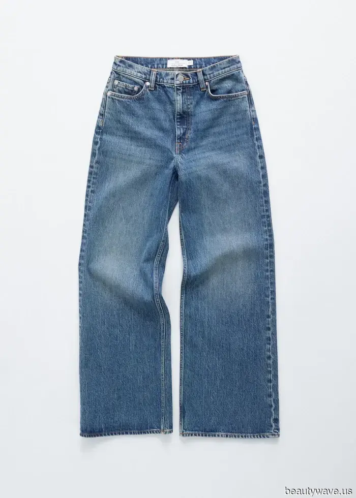 Sì, i jeans stanno bene con i trench, ma i parigini sanno che sembrano ancora più eleganti con questa giacca&mdash;questi look lo dimostrano.