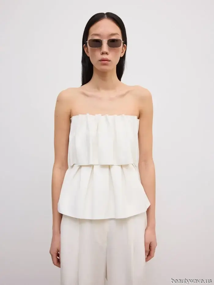 Rather than trainers and loafers, the French consistently opt for this stylish shoe trend paired with cropped jeans.