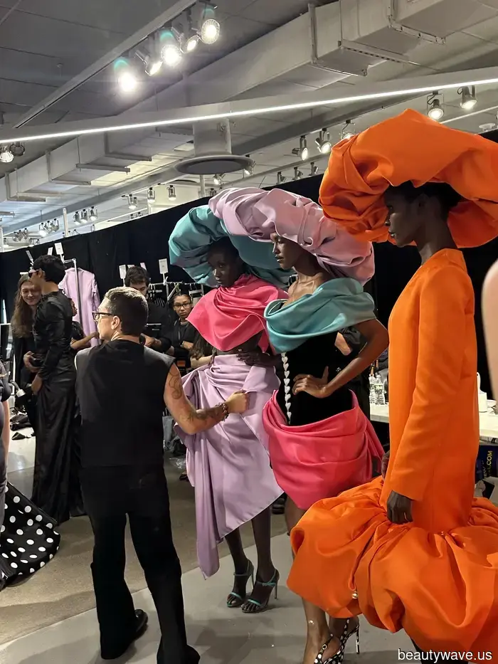 Sono una modella curvy, e questo è com'è dietro le quinte alla NYFW con il marchio che fa le cose per bene.