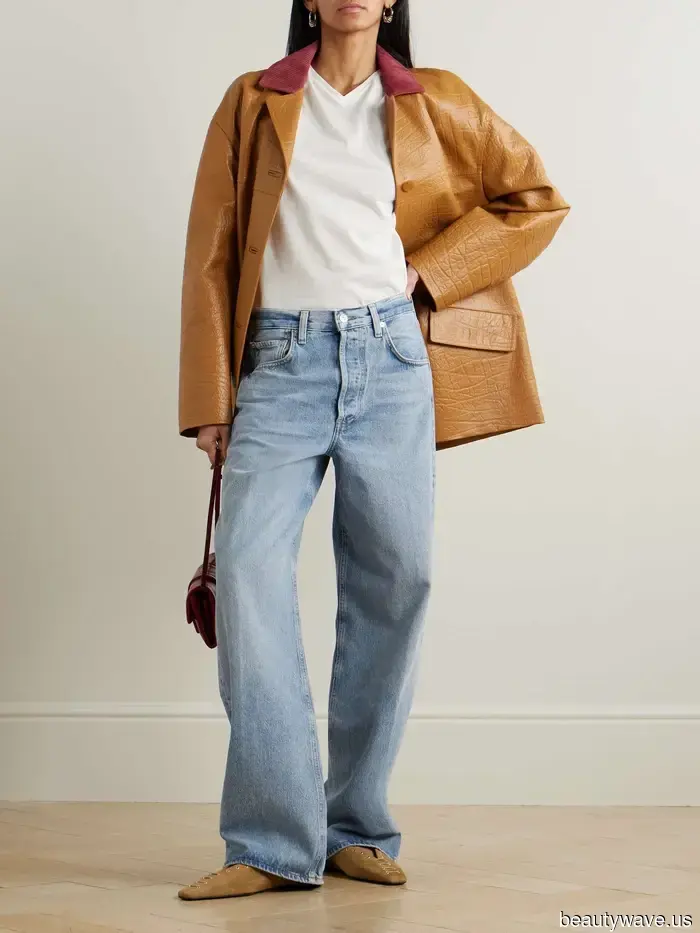 Black flip-flops are always stylish, but these 7 outfits demonstrate that this color is much more fashionable.