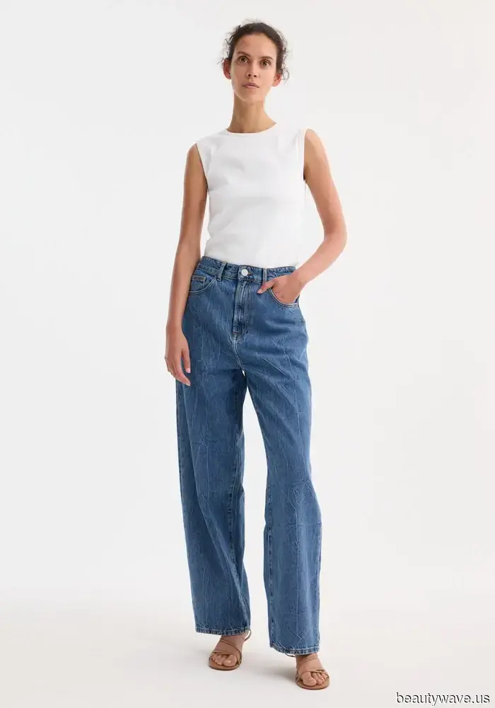 Indeed, loafers pair nicely with trousers, but Parisians understand that they look even more stylish with jeans—these outfits illustrate that perfectly.