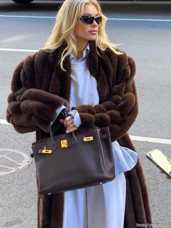 Plötzlich sind Jogginghosen wieder "in" &mdash; Fügen Sie diesen eleganten Manteltrend hinzu, um sie 2025 zu tragen.