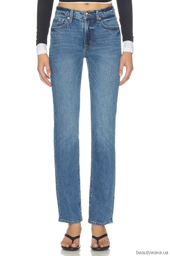 FYI: Questo modo "datato" di indossare una camicia button-down e jeans sembra essere di nuovo alla moda.
