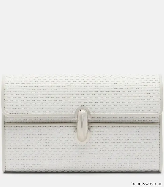 Put Down the Shoulder Bags—Fashion Enthusiasts Are Opting for This Trend to Achieve a More Stylish Look.