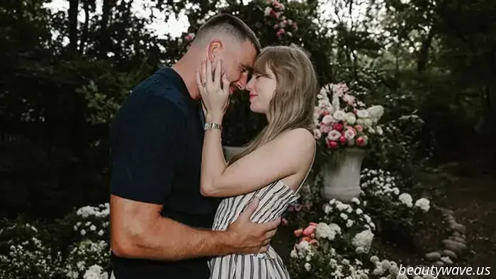Taylor Swift si è appena fidanzata con l'anello di tendenza che vedrete ovunque per il prossimo decennio