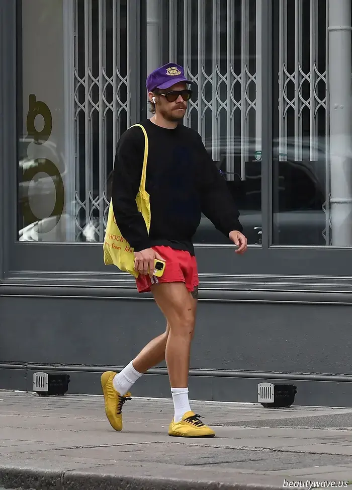 Harry Styles ha appena abbinato i pantaloncini corti alla nuova Sneaker It Color of the Summer