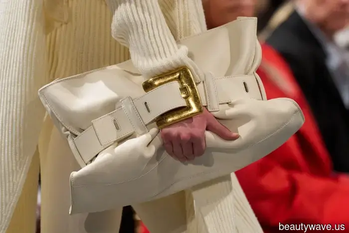 A friend inquired about the handbag color trends that will be popular this winter and in the future, so I shared these essential styles with her.