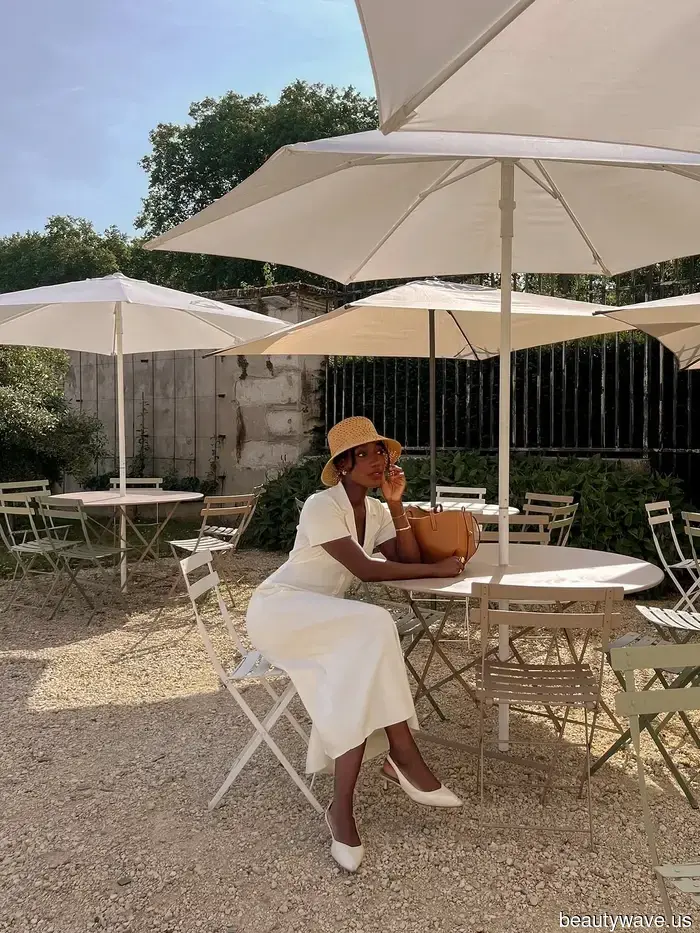 Just so you know: Currently, every fashion enthusiast is opting for this beautiful shoe color rather than black.