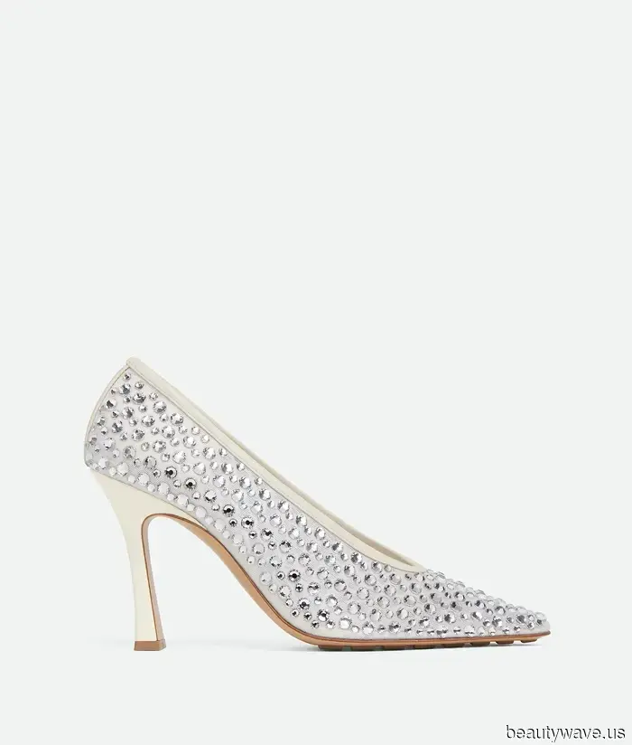 Le décolleté bianche sono belle, ma le spose del 2026 cammineranno lungo il corridoio con queste 6 tendenze di scarpe inaspettate.