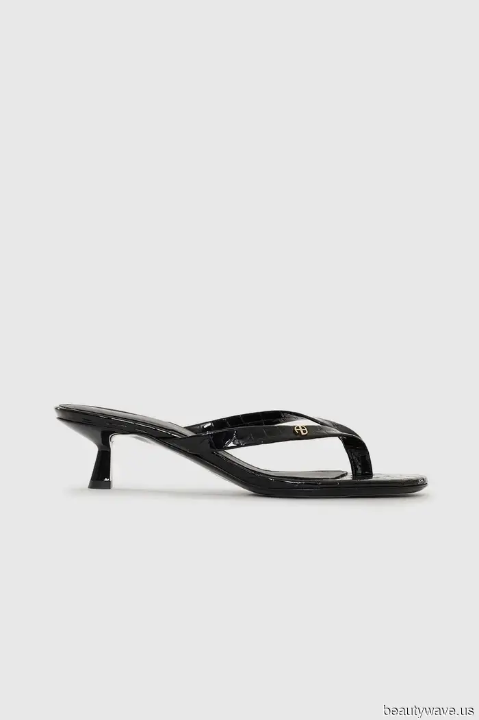 Le persone di moda a Parigi sanno che queste tendenze estive delle scarpe sono fondamentali per un look ben curato.