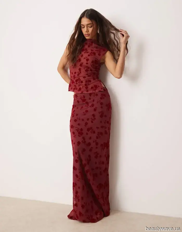 Step Aside, Black — This Is the Skirt Color You Should Wear to Get Compliments When You’re Out and About.