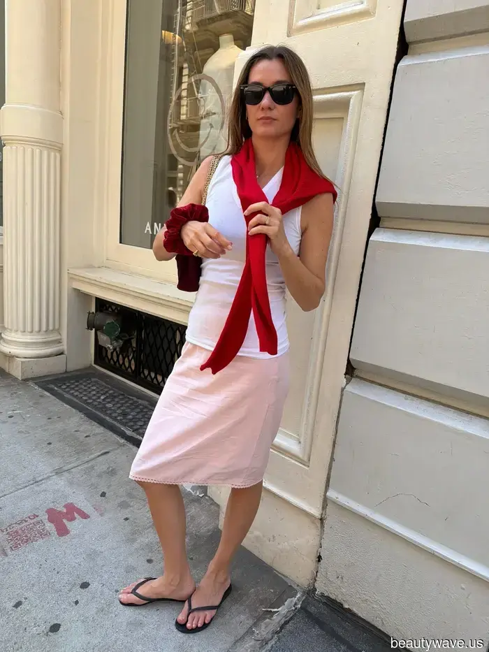 It's a Fact: Women in Paris and Los Angeles are all sporting this understated date-night ensemble.