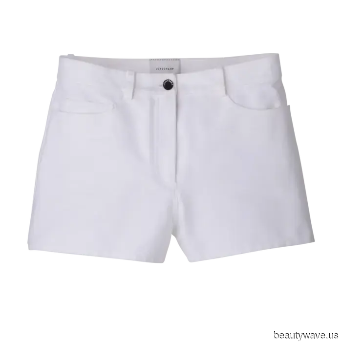 Petite women understand that pairing shorts with flat shoes always appears sophisticated.