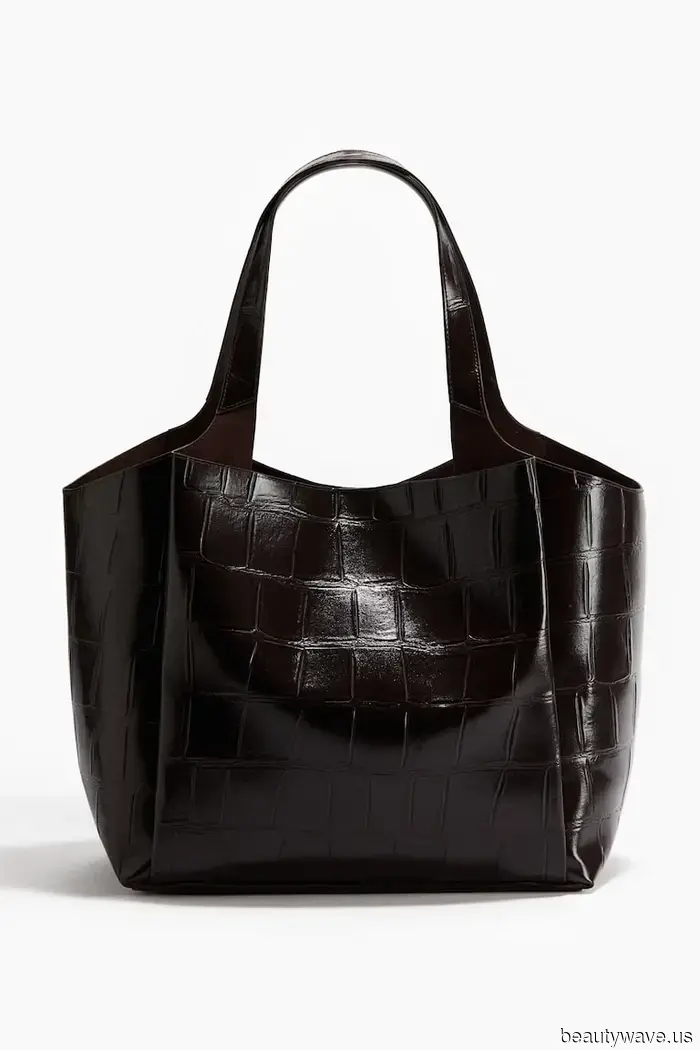 I'm searching for the most stylish handbags for autumn—here are the six best ones I've discovered.