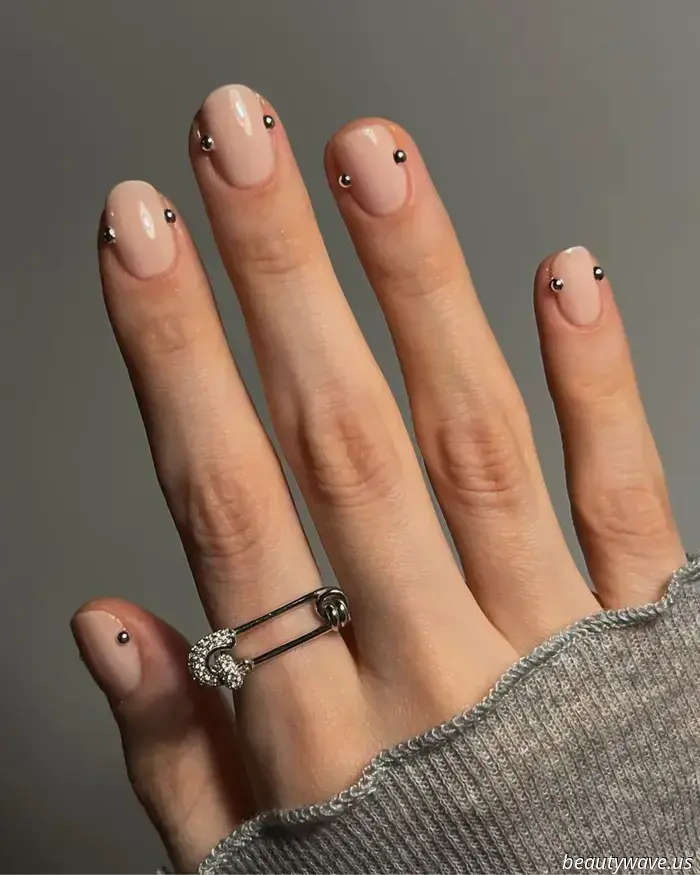 Bereitet euch vor — dieser überraschend schicke Herbst‑Nageltrend kommt auf unsere minimalistischen Maniküren zu.