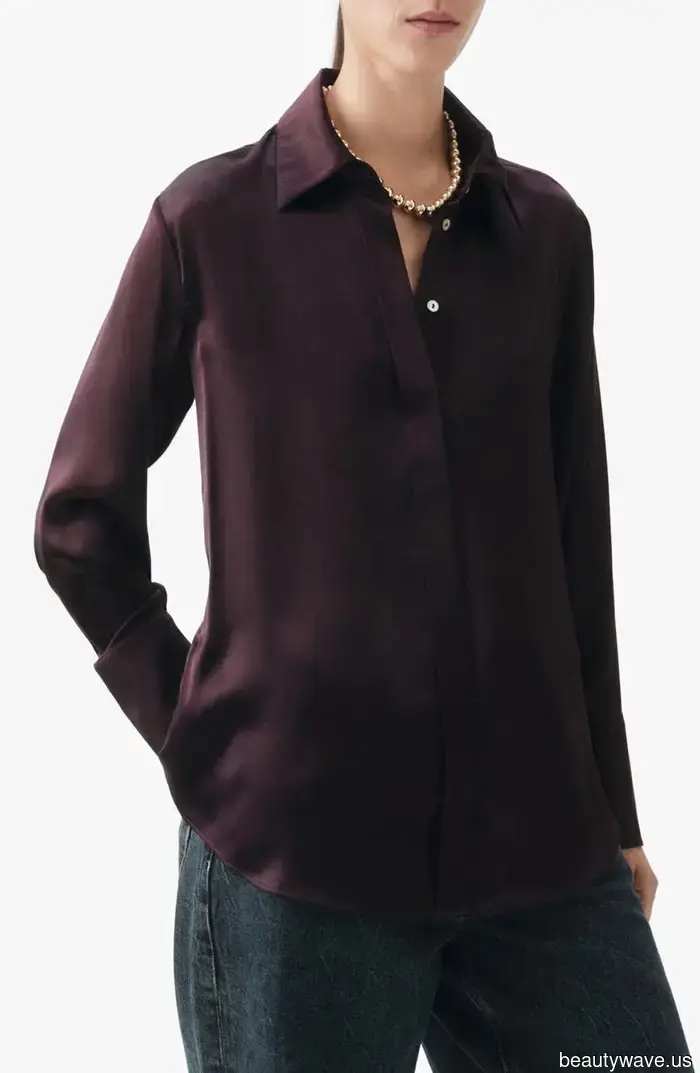 Für einen schickes Nachtleben im Jahr 2025 bedeutet es, diesen '90er-Shirt-Trend und den Absatzschuh-Trend mit einem Minikleid zu tragen.