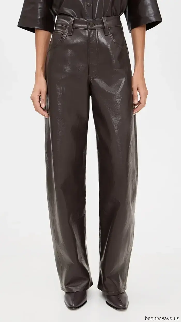 Estoy rompiendo con los pantalones negros y pasando el otoño en esta rica tendencia de color de pantalones en su lugar.