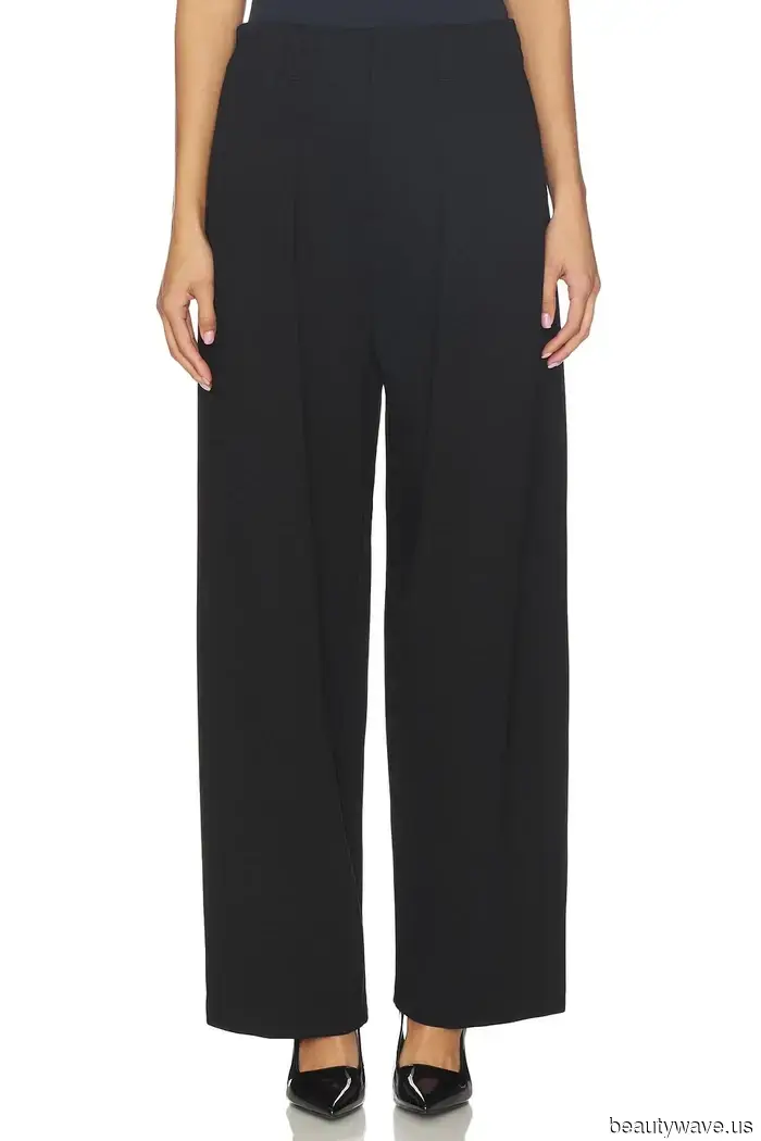 Il modo da ragazza cool per indossare i pantaloni eleganti è con questo basic e queste scarpe.