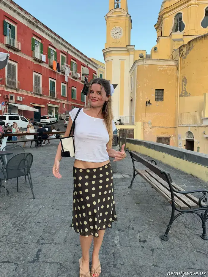 Esta es la nueva falda It entre las chicas francesas modernas de vacaciones y en París